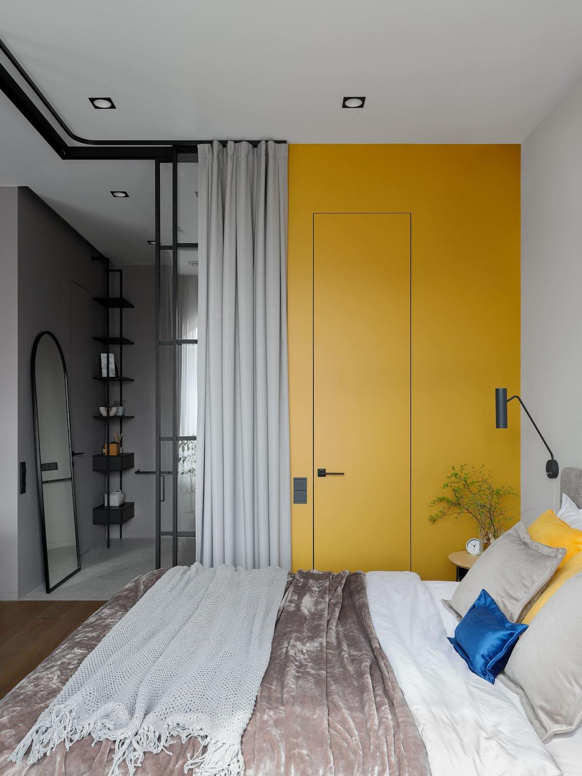 Modern, stílusos, kényelmes: fiatal nő lakása mézsárga, mélykék, fekete, fehér színvilággal Modern, stílusos, kényelmes: fiatal nő lakása mézsárga, mélykék, fekete, fehér színvilággal