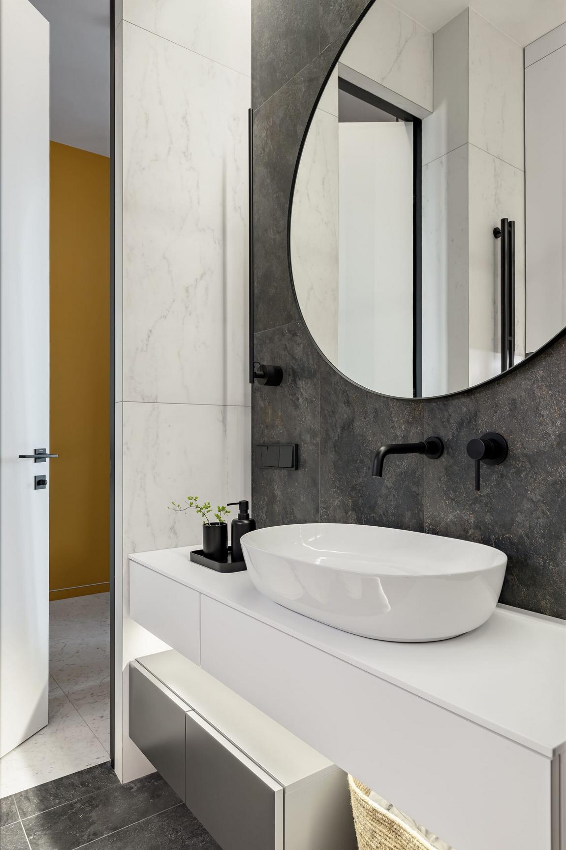 Modern, stílusos, kényelmes: fiatal nő lakása mézsárga, mélykék, fekete, fehér színvilággal Modern, stílusos, kényelmes: fiatal nő lakása mézsárga, mélykék, fekete, fehér színvilággal