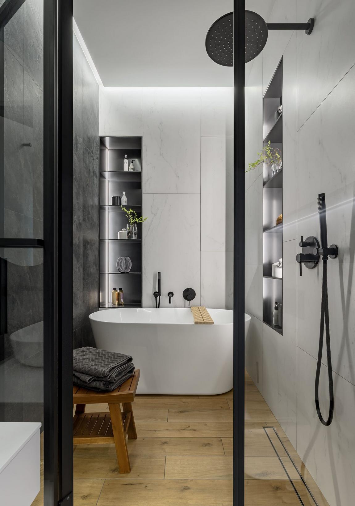 Modern, stílusos, kényelmes: fiatal nő lakása mézsárga, mélykék, fekete, fehér színvilággal Modern, stílusos, kényelmes: fiatal nő lakása mézsárga, mélykék, fekete, fehér színvilággal