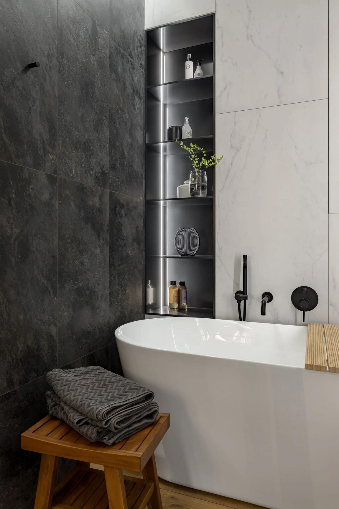 Modern, stílusos, kényelmes: fiatal nő lakása mézsárga, mélykék, fekete, fehér színvilággal Modern, stílusos, kényelmes: fiatal nő lakása mézsárga, mélykék, fekete, fehér színvilággal