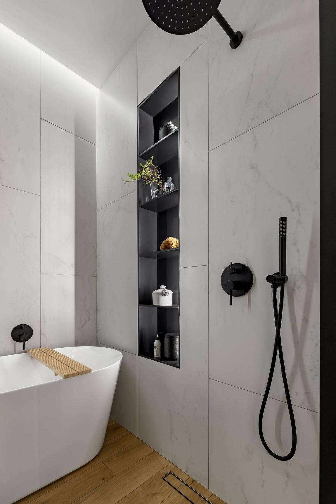 Modern, stílusos, kényelmes: fiatal nő lakása mézsárga, mélykék, fekete, fehér színvilággal Modern, stílusos, kényelmes: fiatal nő lakása mézsárga, mélykék, fekete, fehér színvilággal