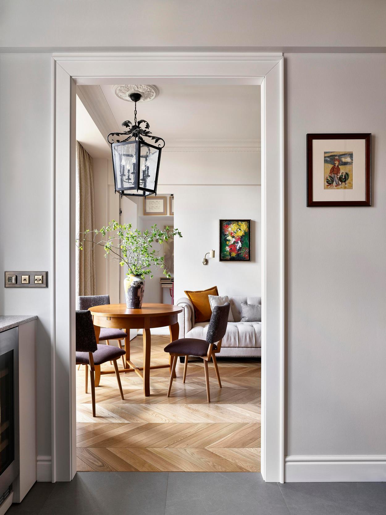 Műtárgy és vintázs gyűjteményt kellett szépen elhelyezni házaspár 60m2-es otthonában