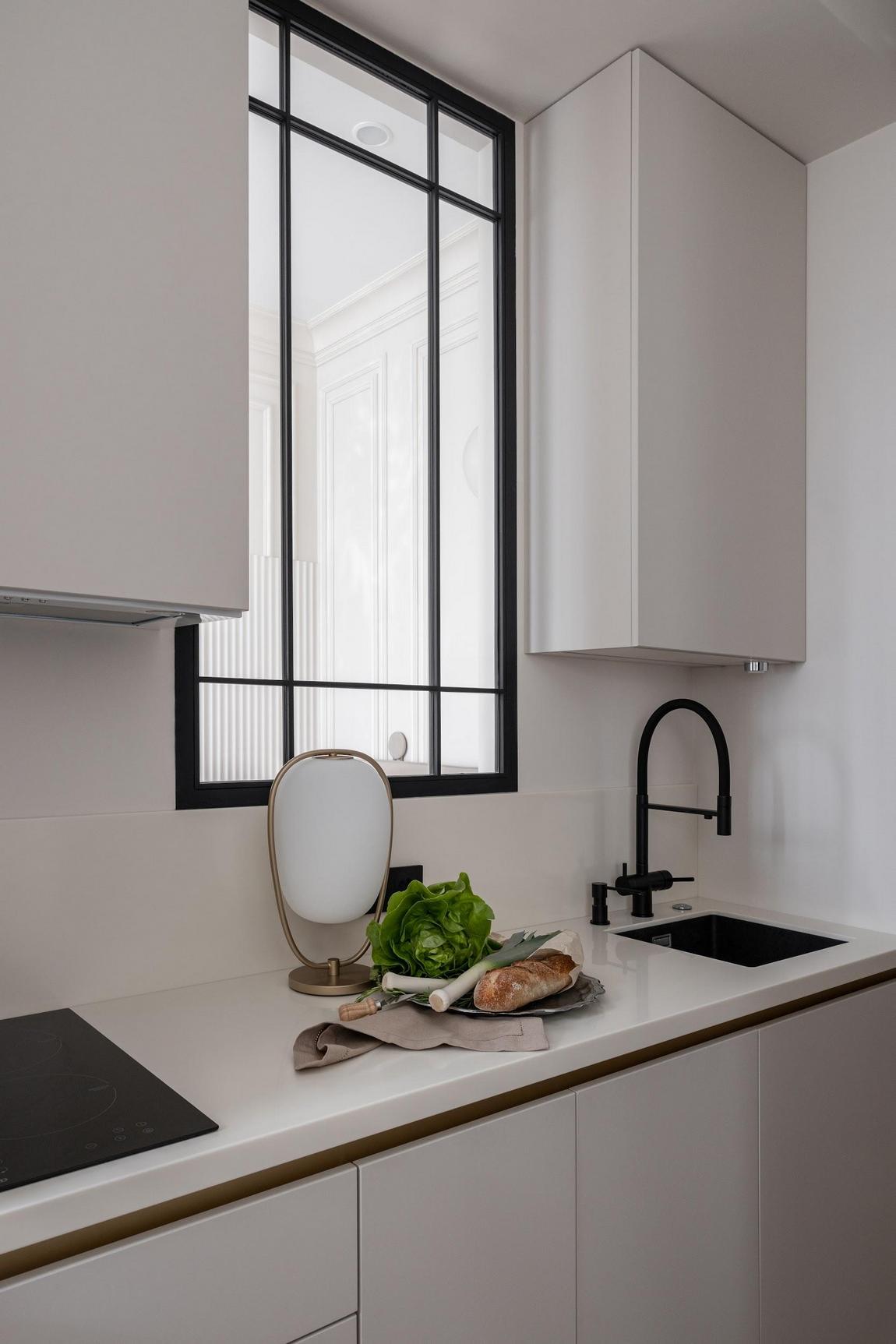 Nemcsak a berendezés ötletes, de a bájos franciás hangulat is szuper a mini lakásban Nemcsak a berendezés ötletes, de a bájos franciás hangulat is szuper a mini lakásban