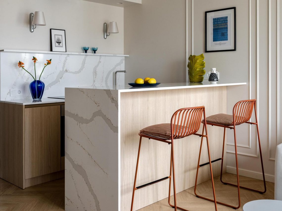 Nő kis lakása könnyed konyhával, két gardróbbal, 35m2