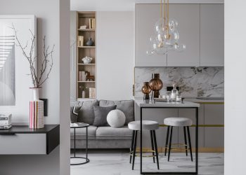 Fogorvos nő 43m2-es lakása meleg semleges színpalettával, sárgaréz kiegészítőkkel és falpanelekkel