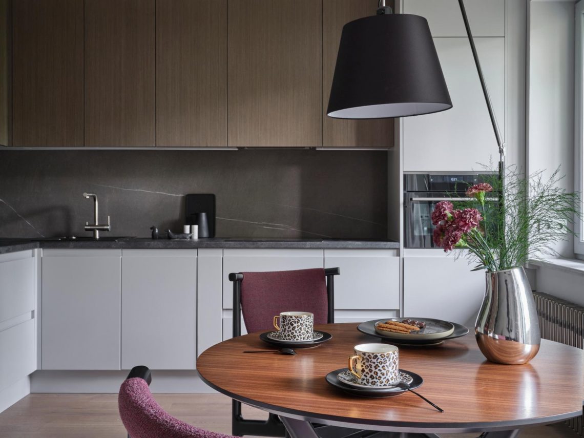 Fiatal pár első kis otthona modern és retro hangulatos kombinációjával