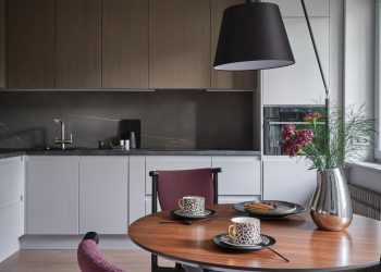 Fiatal pár első kis otthona modern és retro hangulatos kombinációjával