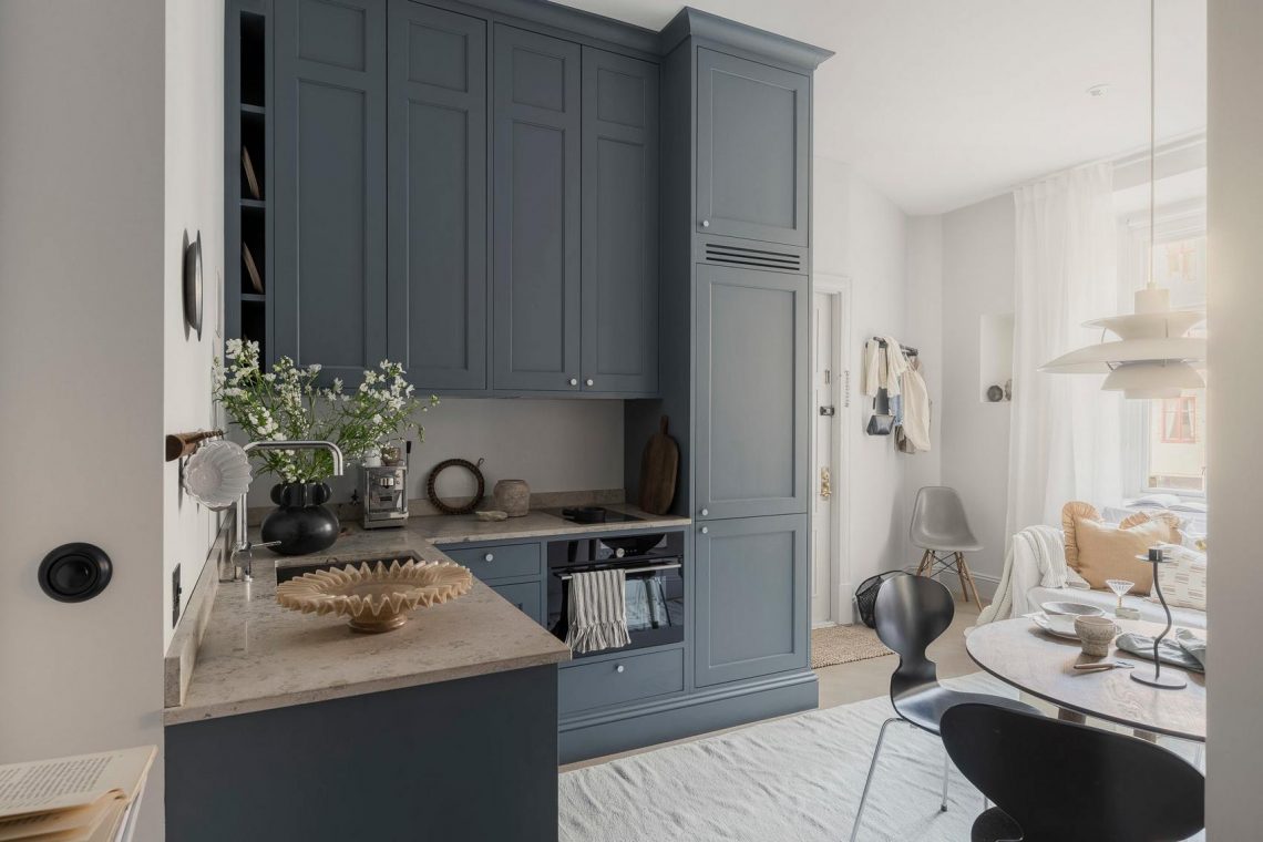 Régi bérházra jellemző szokatlan elrendezésű garzonlakás hangulatos berendezéssel