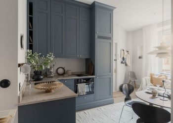 Régi bérházra jellemző szokatlan elrendezésű garzonlakás hangulatos berendezéssel