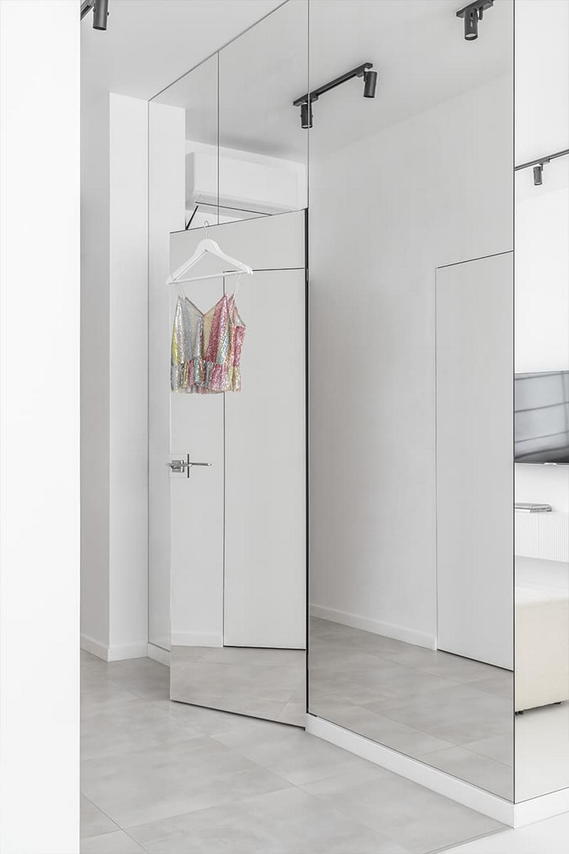 Világos, letisztult, monokróm kis lakás, nagy tükrök, tágas tér