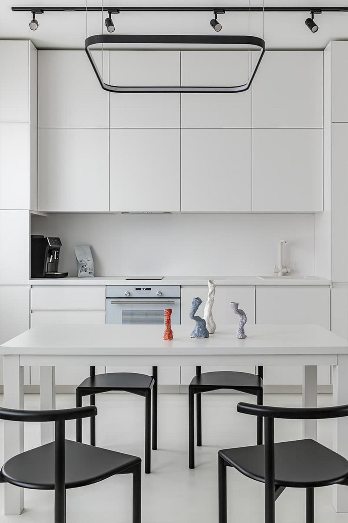 Világos, letisztult, monokróm kis lakás, nagy tükrök, tágas tér