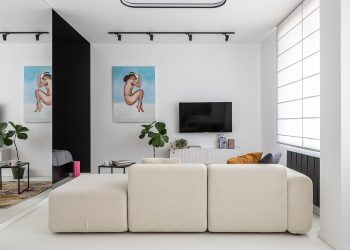 Világos, letisztult, monokróm kis lakás, nagy tükrök, tágas tér