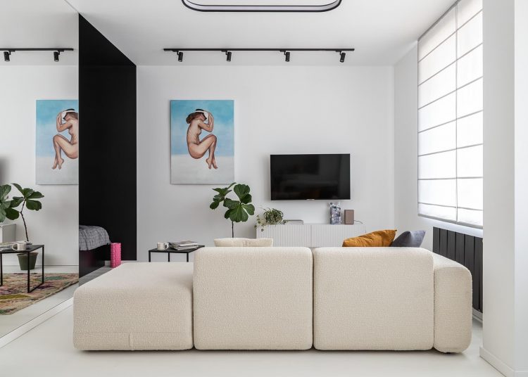 Világos, letisztult, monokróm kis lakás, nagy tükrök, tágas tér