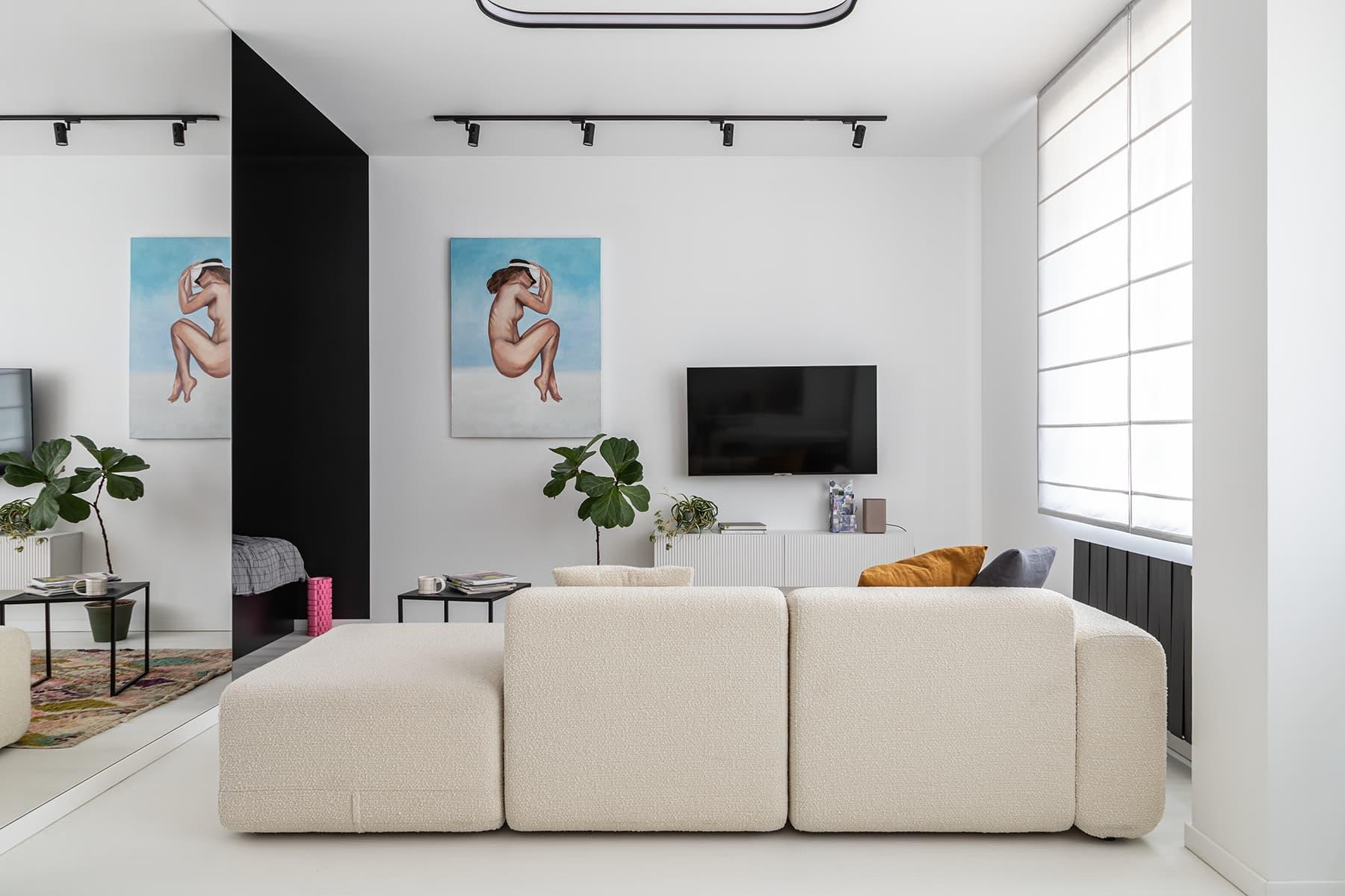 Világos, letisztult, monokróm kis lakás, nagy tükrök, tágas tér