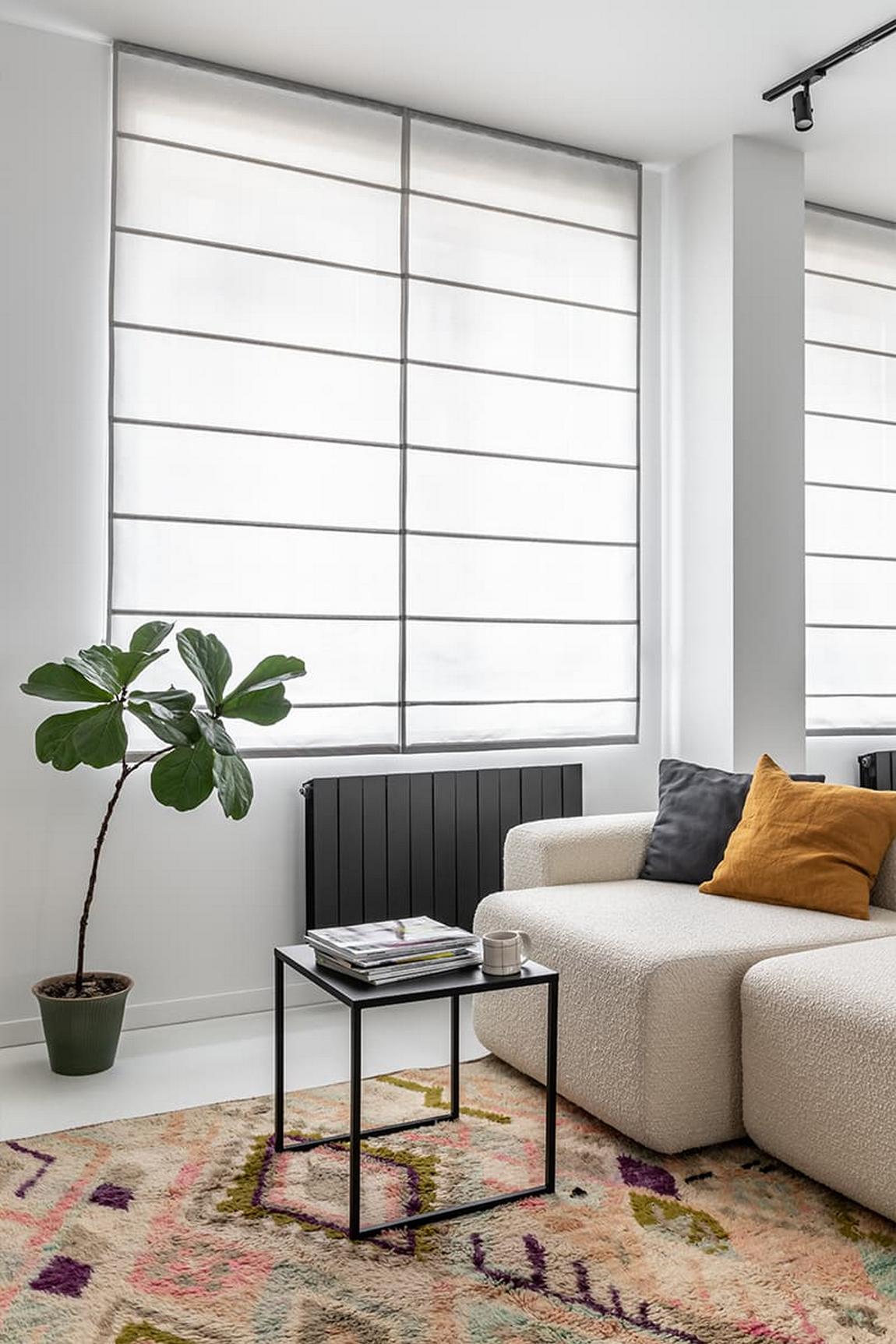 Világos, letisztult, monokróm kis lakás, nagy tükrök, tágas tér