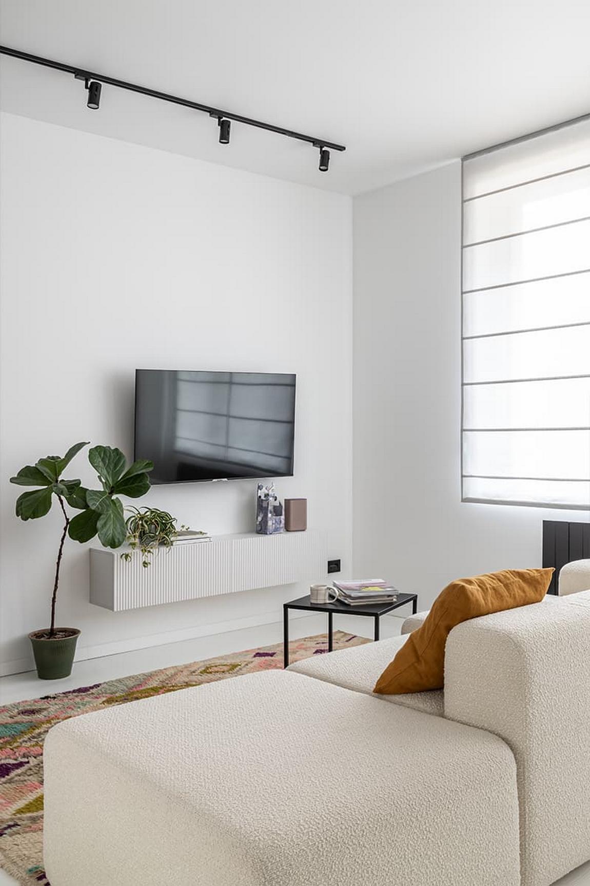 Világos, letisztult, monokróm kis lakás, nagy tükrök, tágas tér