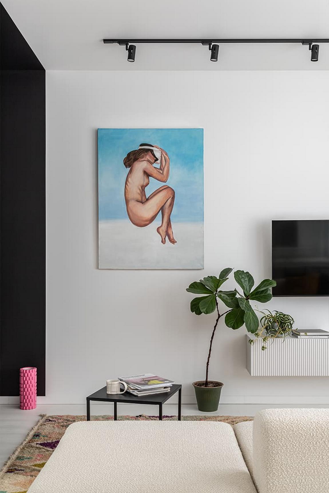 Világos, letisztult, monokróm kis lakás, nagy tükrök, tágas tér