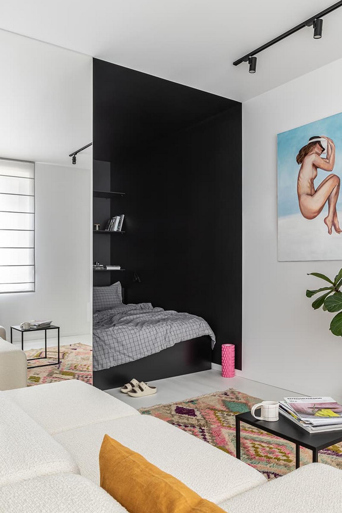 Világos, letisztult, monokróm kis lakás, nagy tükrök, tágas tér