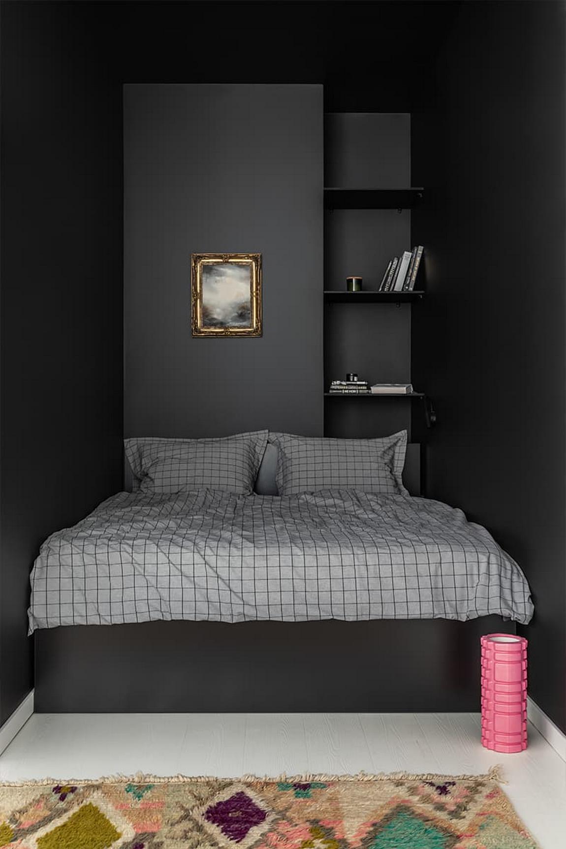 Világos, letisztult, monokróm kis lakás, nagy tükrök, tágas tér