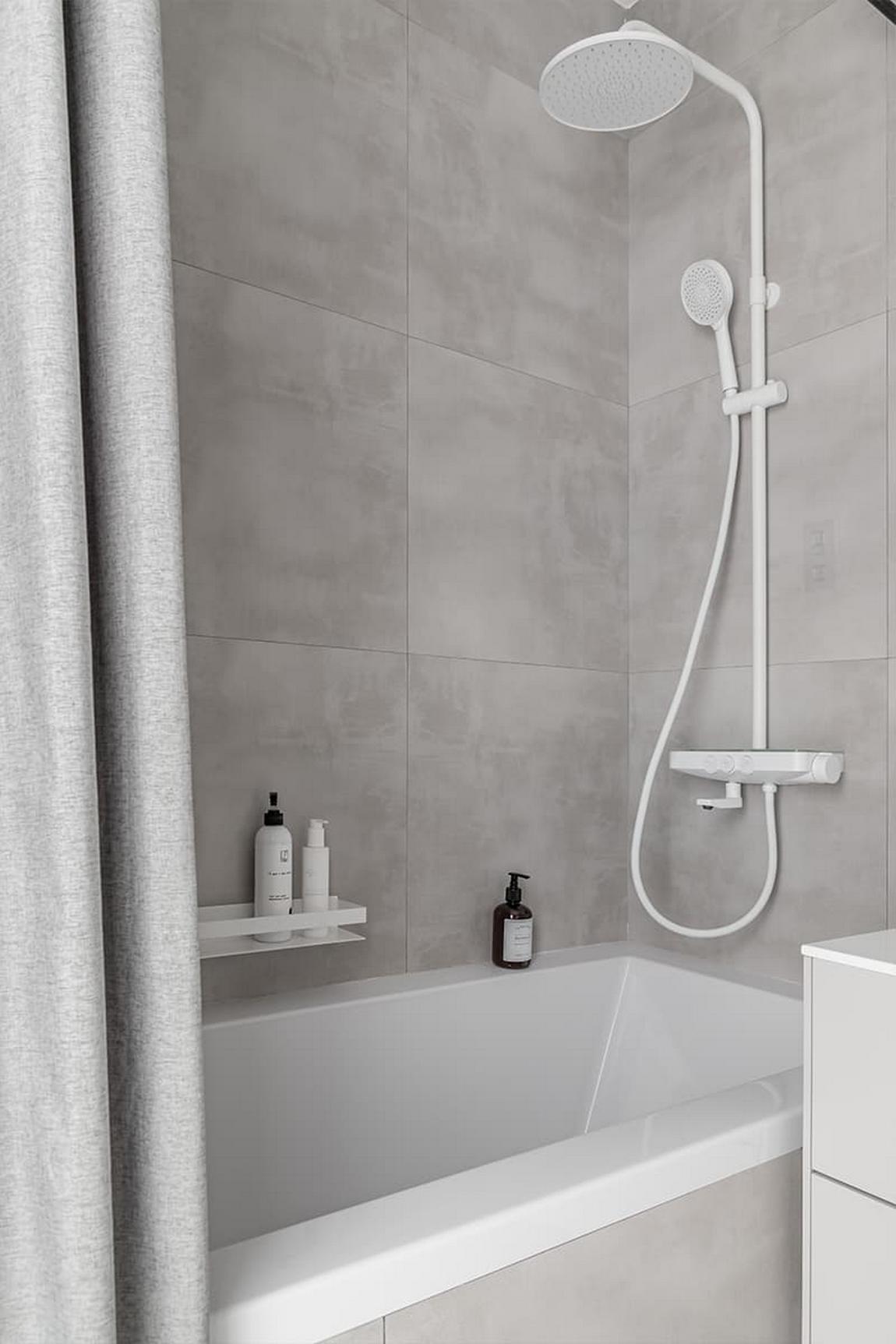 Világos, letisztult, monokróm kis lakás, nagy tükrök, tágas tér