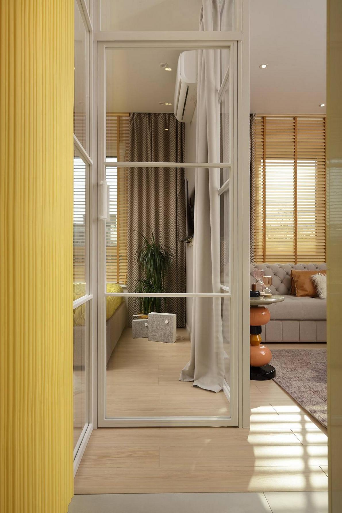 A tágasság illúziója ügyes térszervezéssel fiatal házaspár 34m2-es otthonában