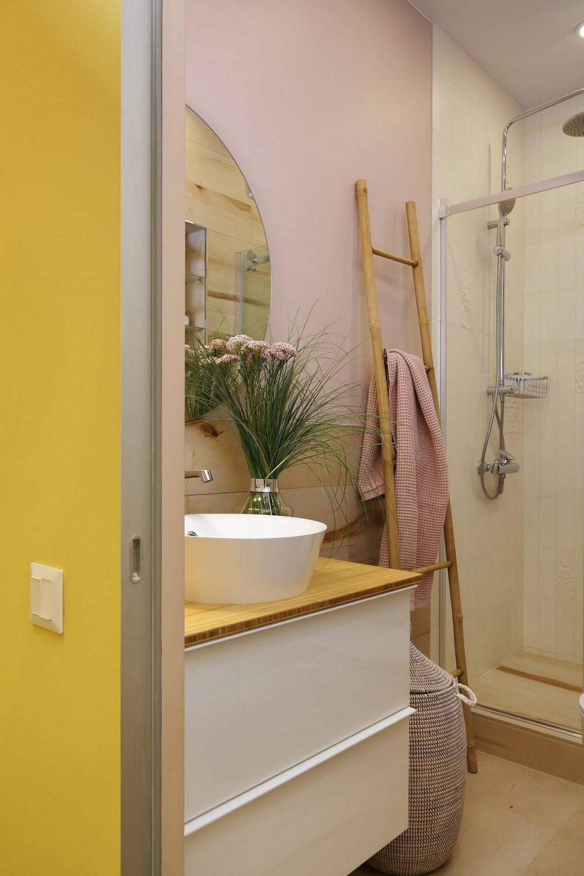 A tágasság illúziója ügyes térszervezéssel fiatal házaspár 34m2-es otthonában