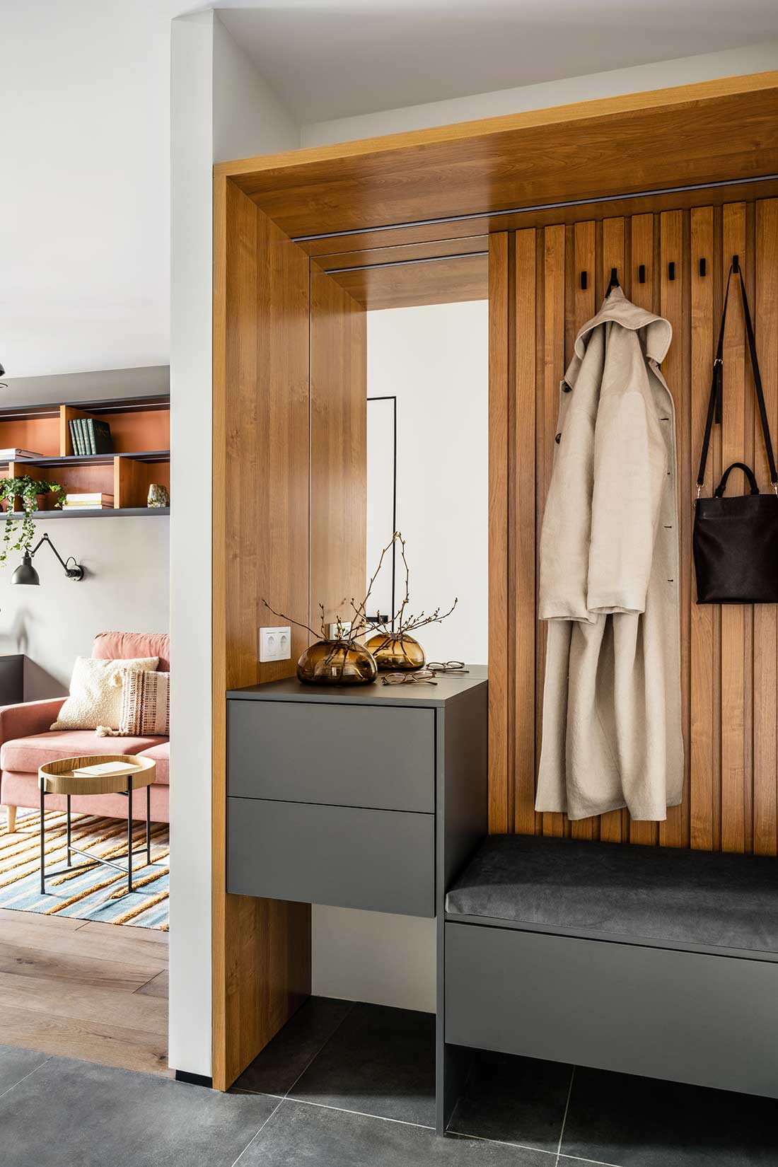 Ablak egy mesebeli világra: karakteres otthon smaragdzöld és borvörös színekkel