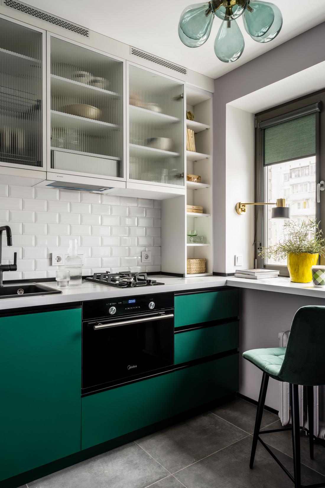 Ablak egy mesebeli világra: karakteres otthon smaragdzöld és borvörös színekkel