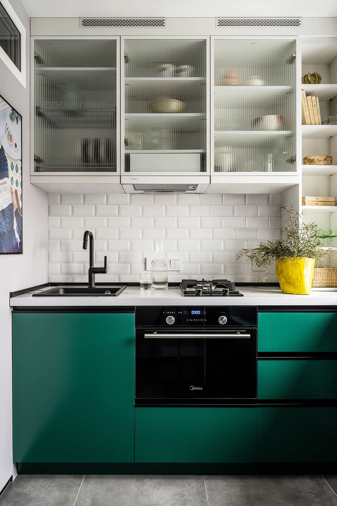 Ablak egy mesebeli világra: karakteres otthon smaragdzöld és borvörös színekkel