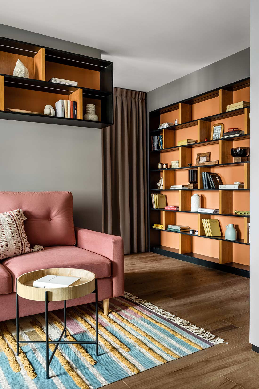 Ablak egy mesebeli világra: karakteres otthon smaragdzöld és borvörös színekkel