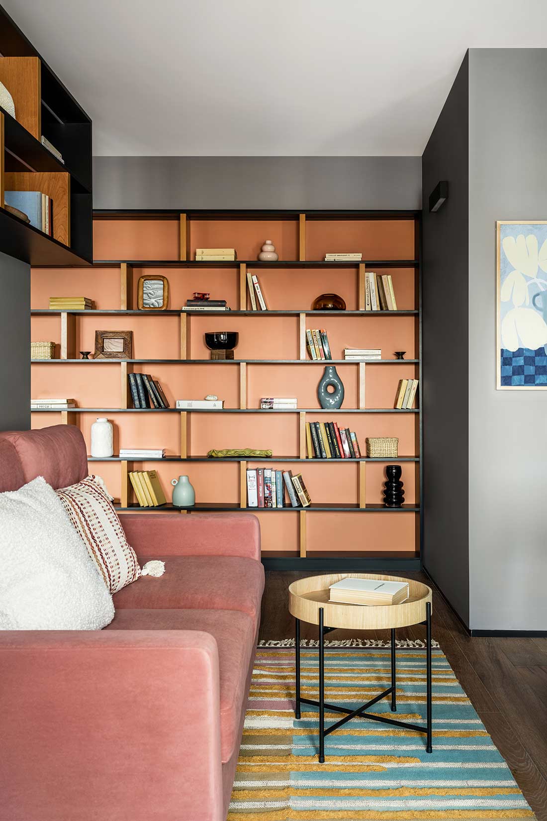 Ablak egy mesebeli világra: karakteres otthon smaragdzöld és borvörös színekkel