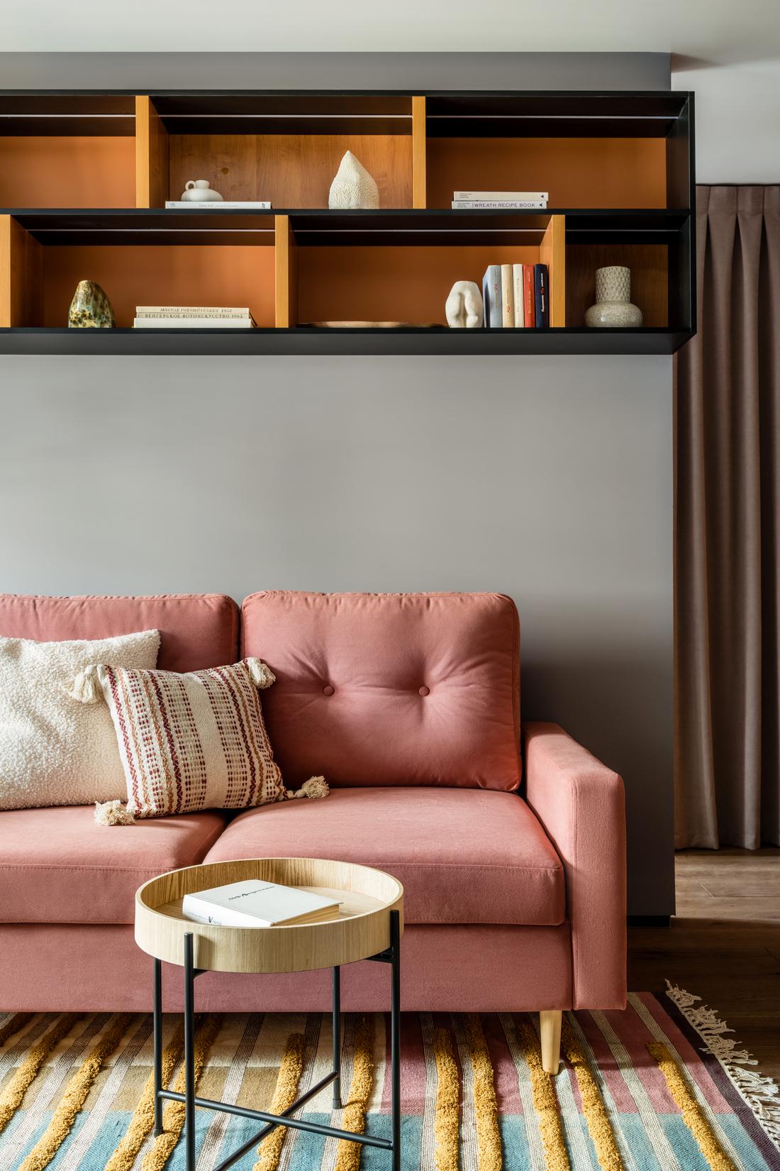 Ablak egy mesebeli világra: karakteres otthon smaragdzöld és borvörös színekkel