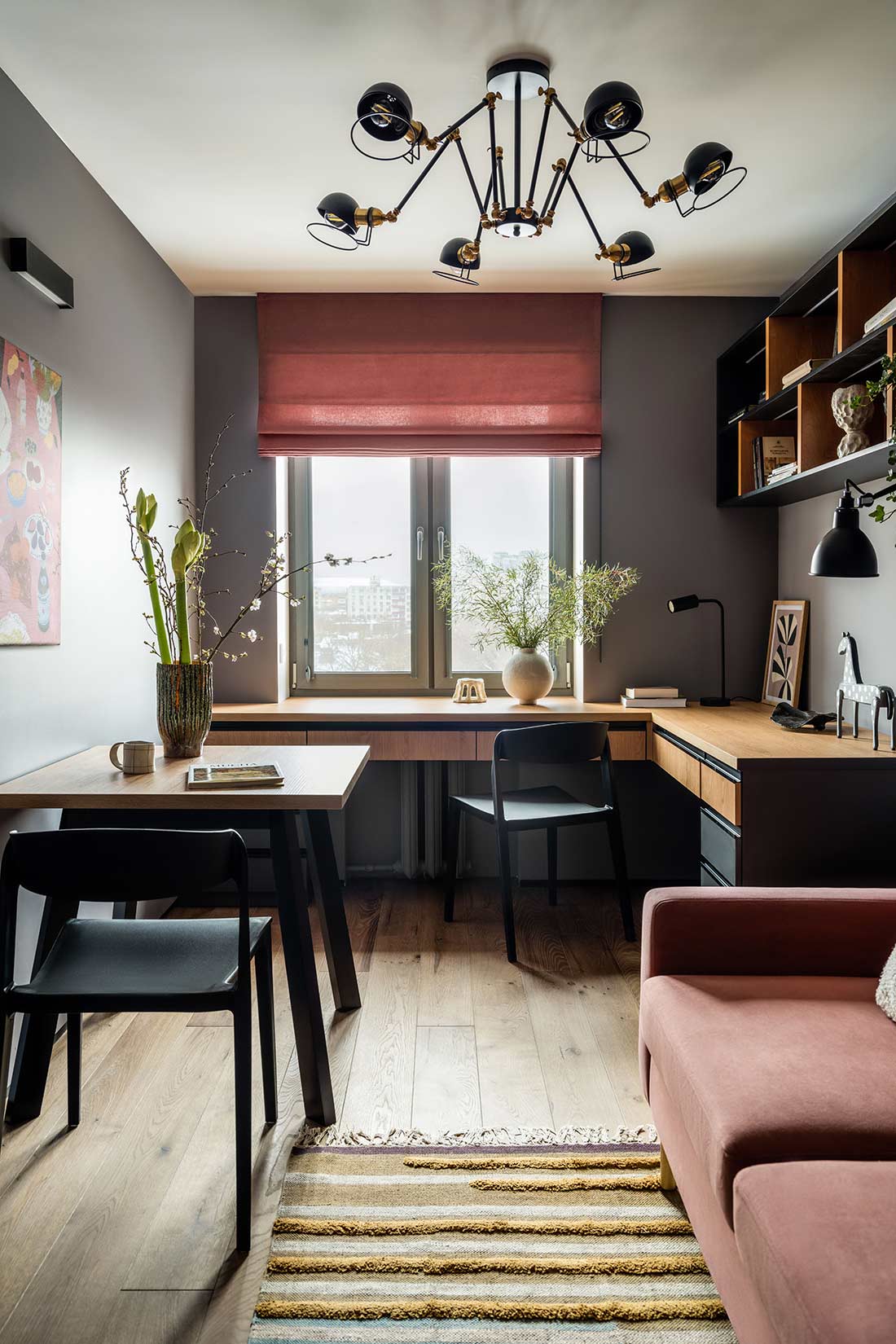 Ablak egy mesebeli világra: karakteres otthon smaragdzöld és borvörös színekkel