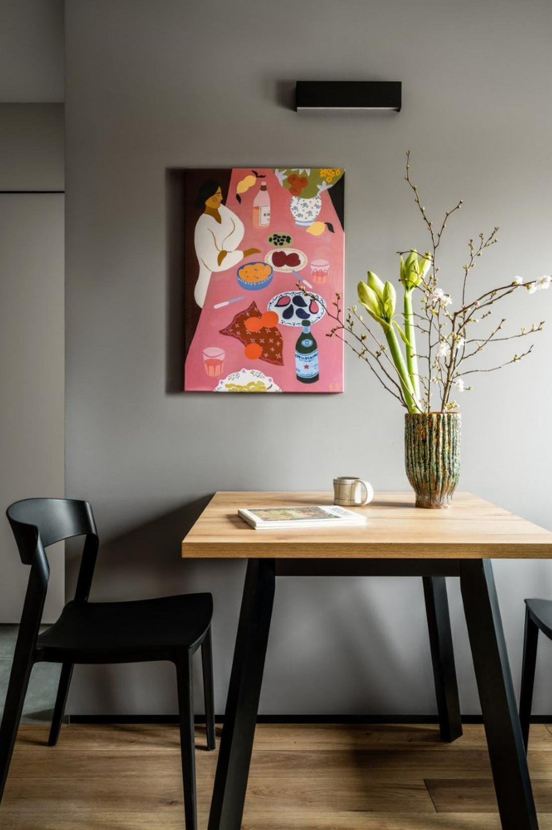 Ablak egy mesebeli világra: karakteres otthon smaragdzöld és borvörös színekkel