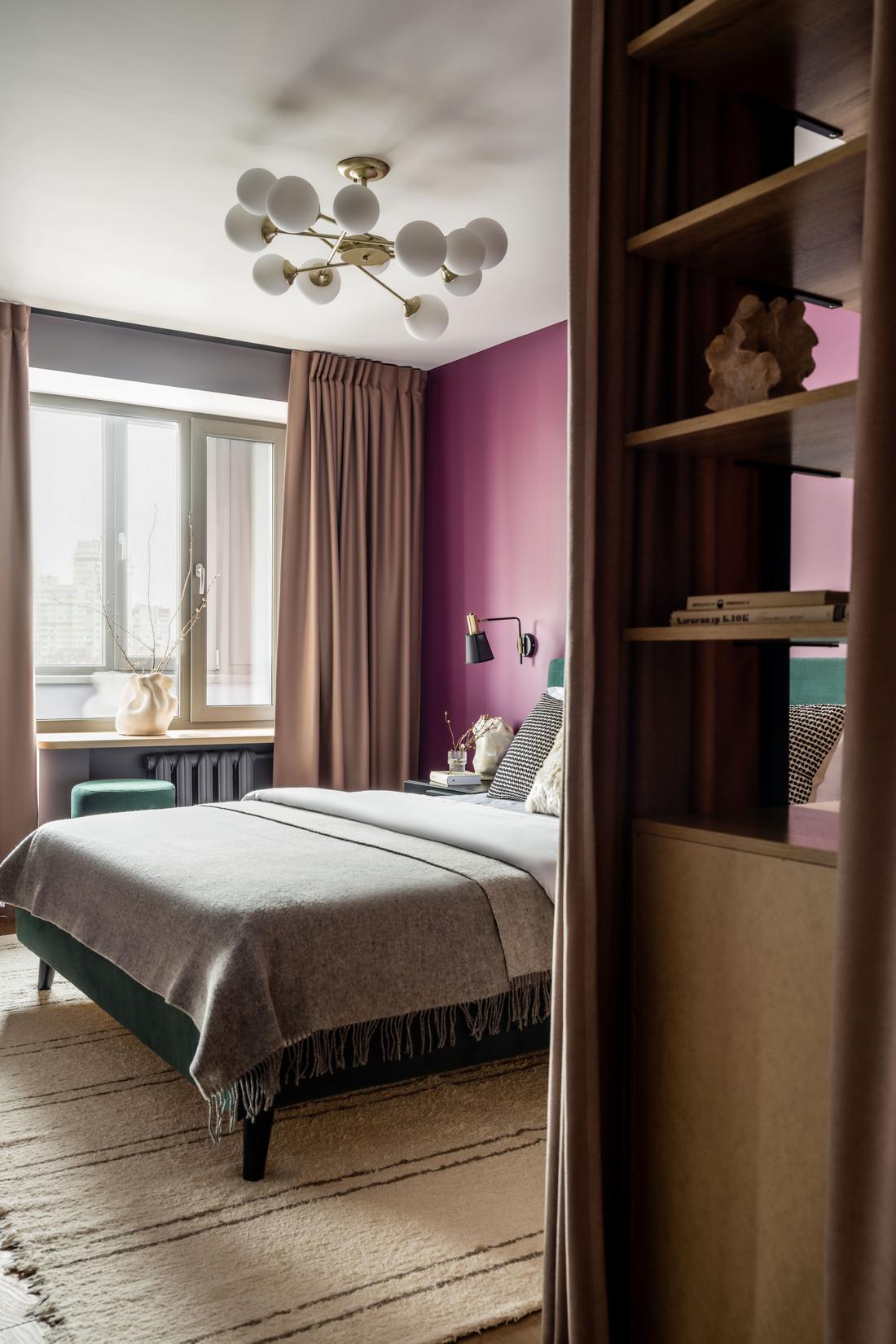 Ablak egy mesebeli világra: karakteres otthon smaragdzöld és borvörös színekkel