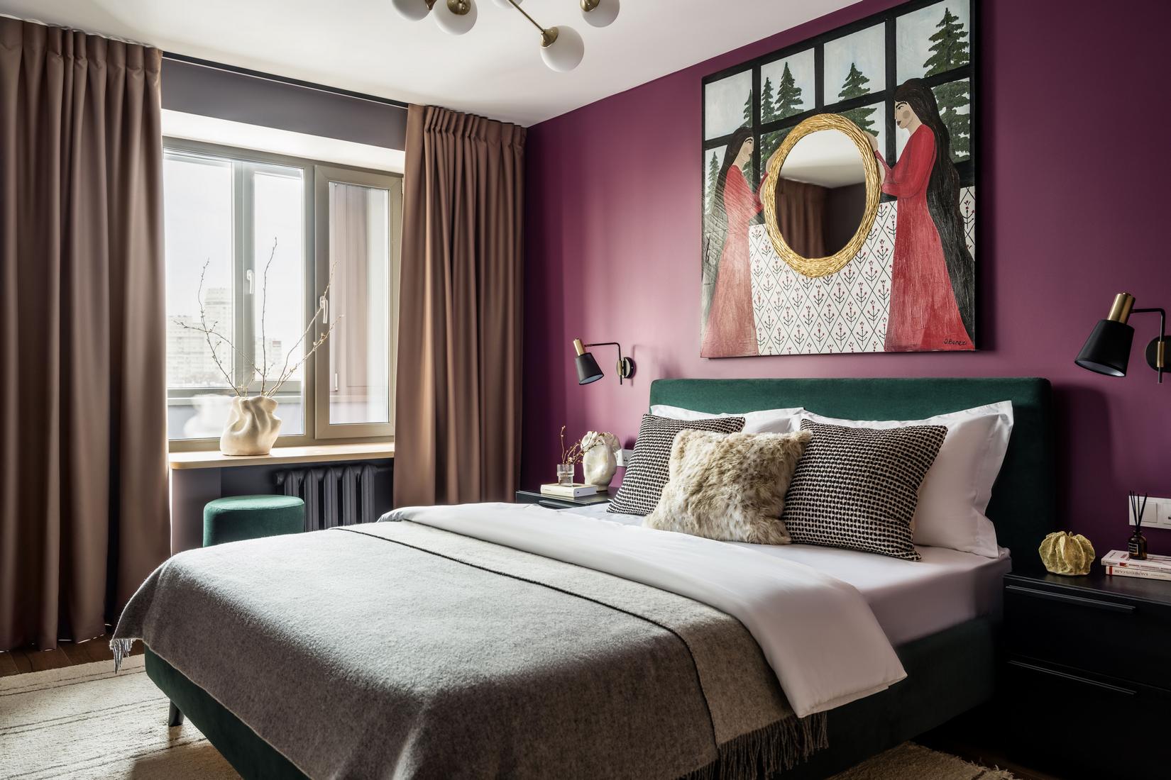 Ablak egy mesebeli világra: karakteres otthon smaragdzöld és borvörös színekkel