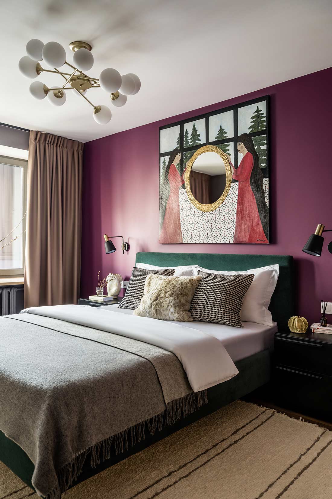 Ablak egy mesebeli világra: karakteres otthon smaragdzöld és borvörös színekkel