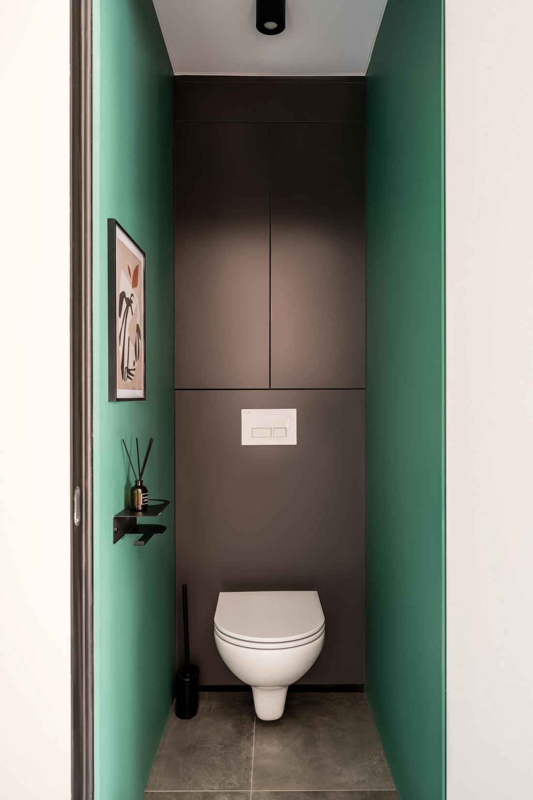 Ablak egy mesebeli világra: karakteres otthon smaragdzöld és borvörös színekkel