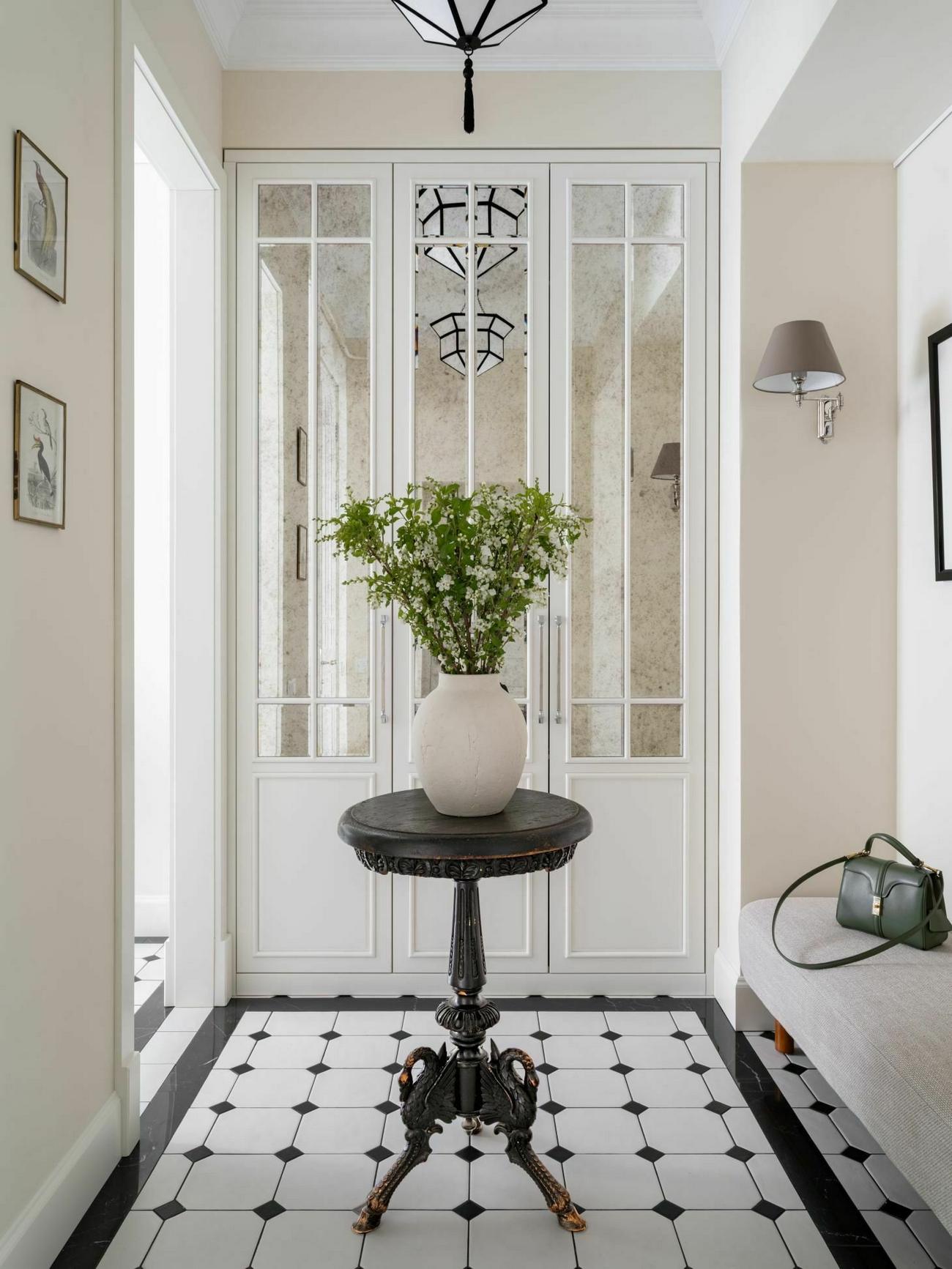 Belvárosi nyugalom: középkorú nő kétszobás lakása, ahol a francia stílus találkozik a funkcionalitással