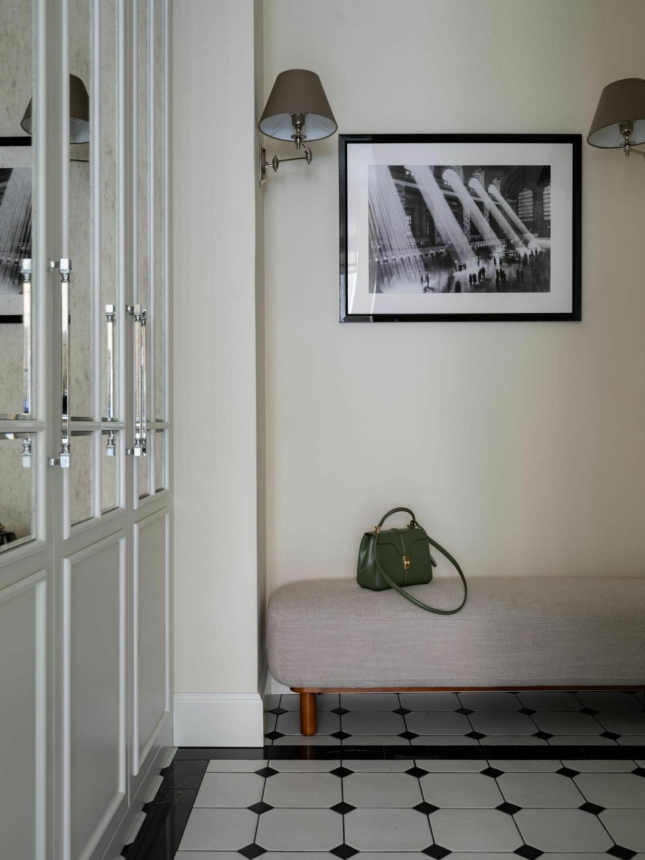 Belvárosi nyugalom: középkorú nő kétszobás lakása, ahol a francia stílus találkozik a funkcionalitással