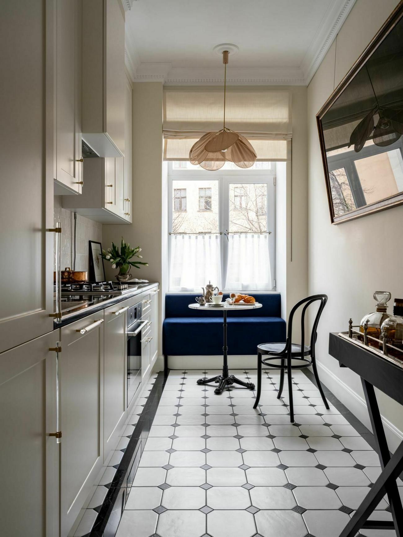 Belvárosi nyugalom: középkorú nő kétszobás lakása, ahol a francia stílus találkozik a funkcionalitással