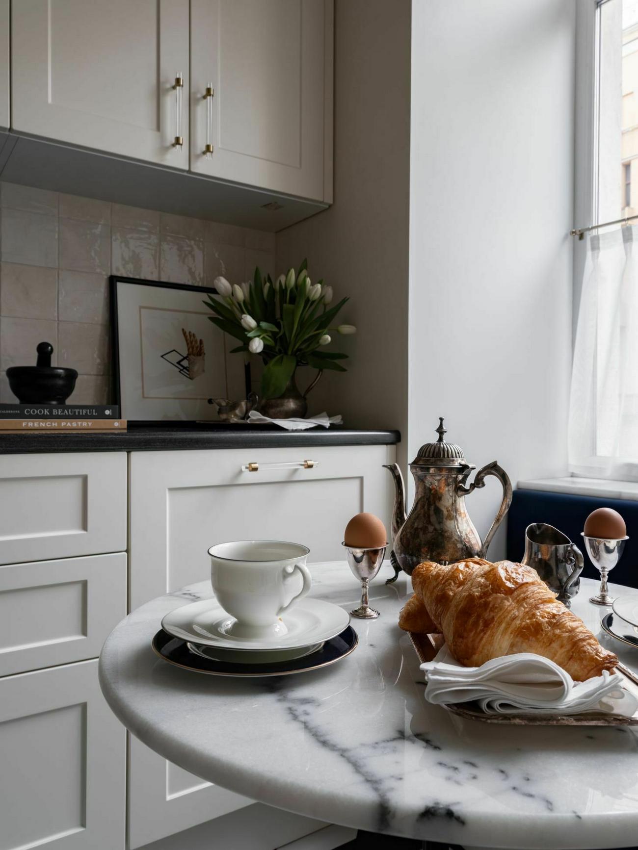 Belvárosi nyugalom: középkorú nő kétszobás lakása, ahol a francia stílus találkozik a funkcionalitással