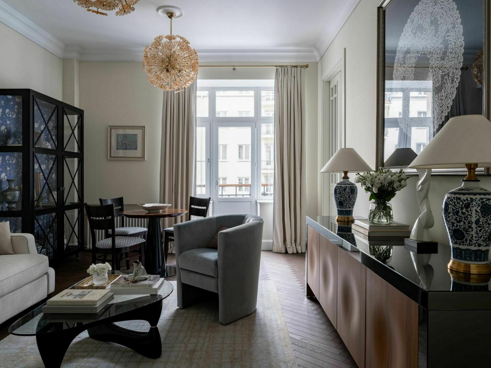 Belvárosi nyugalom: középkorú nő kétszobás lakása, ahol a francia stílus találkozik a funkcionalitással