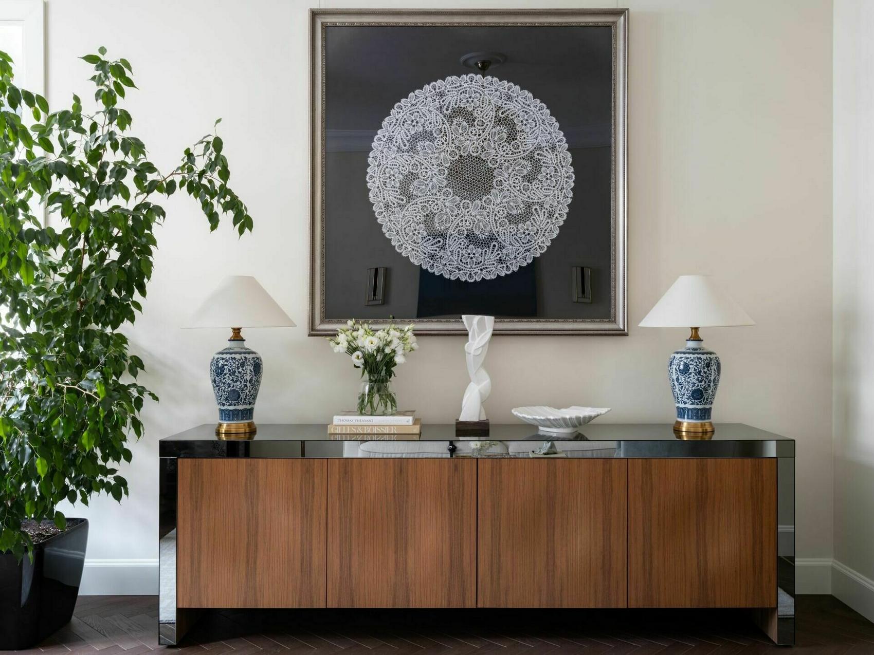 Belvárosi nyugalom: középkorú nő kétszobás lakása, ahol a francia stílus találkozik a funkcionalitással