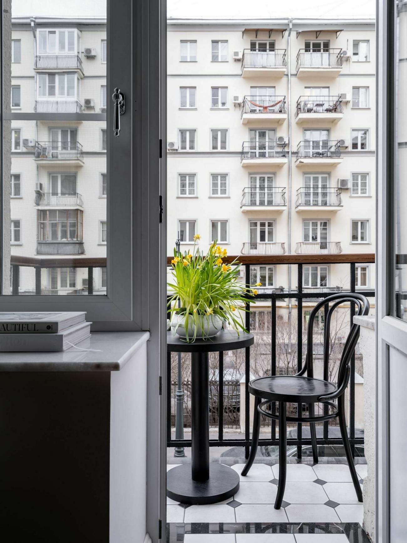 Belvárosi nyugalom: középkorú nő kétszobás lakása, ahol a francia stílus találkozik a funkcionalitással