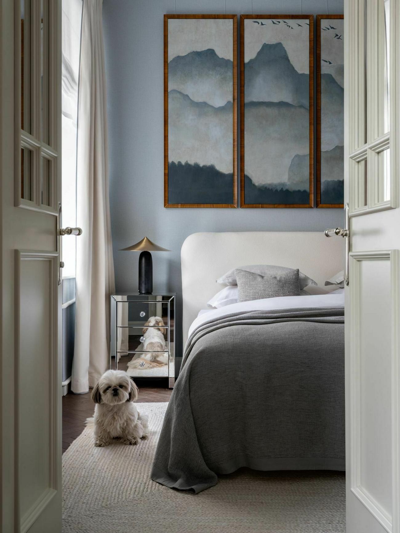 Belvárosi nyugalom: középkorú nő kétszobás lakása, ahol a francia stílus találkozik a funkcionalitással