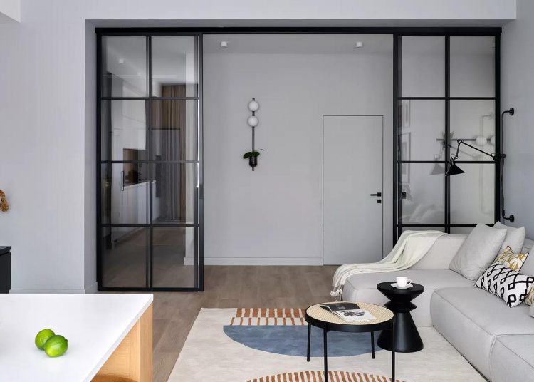 Család kislánnyal: otthonos lakásbelső skandináv stílusban, növényekkel