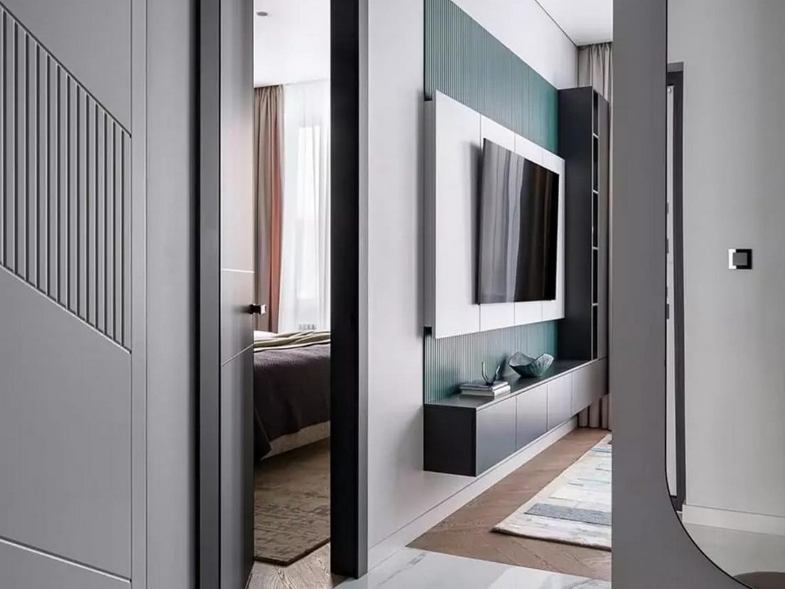 Dinamikus lakásbelső: színkontrasztok és kellemes tapintású anyagok fiatal nő otthonában