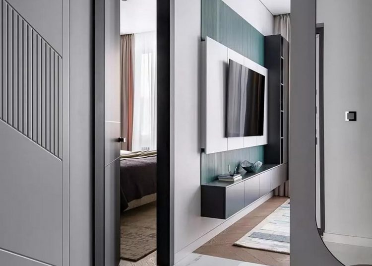 Dinamikus lakásbelső: színkontrasztok és kellemes tapintású anyagok fiatal nő otthonában