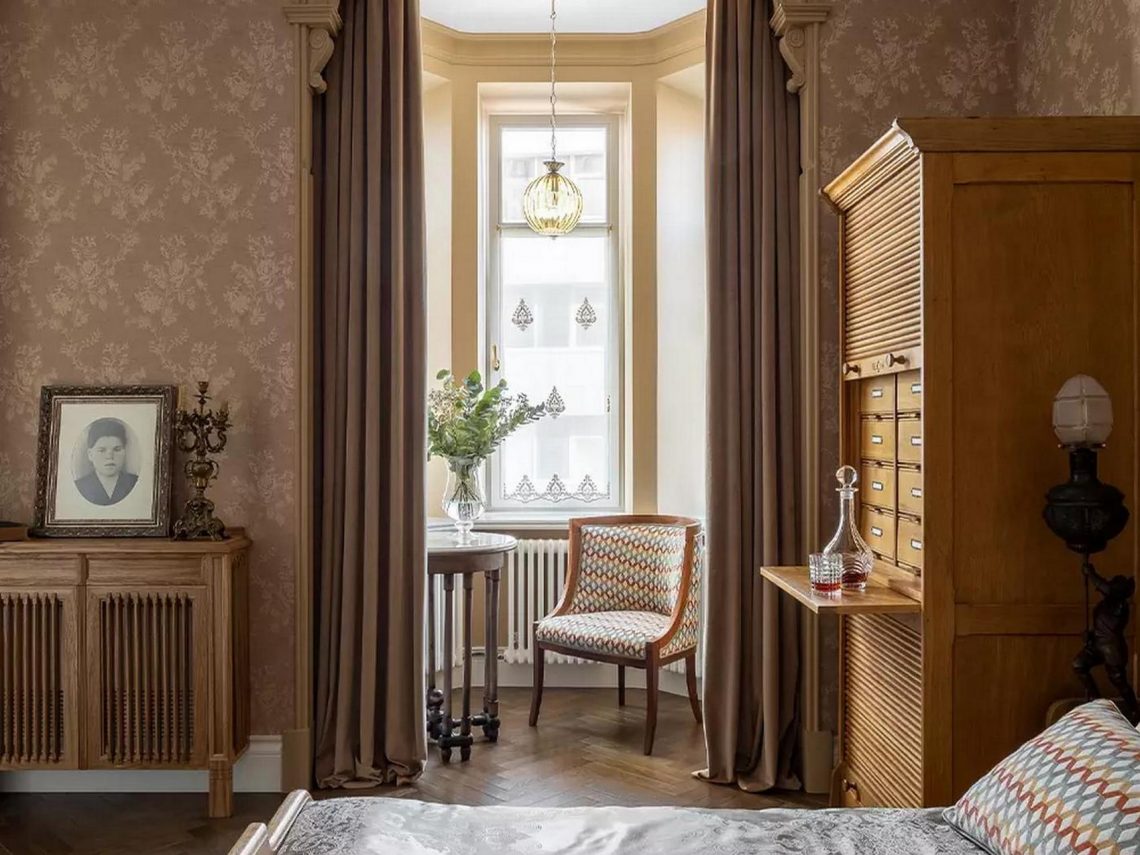 Eklektikus enteriőr régi bérházban, családi otthon több generációnak